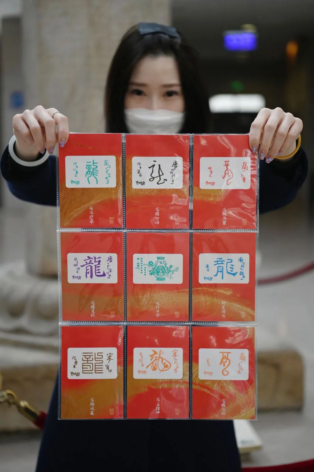 3月13日，河北廊坊博物馆工作人员在展示集齐的限定版拼图盖章卡。新华社发（刘向 摄）