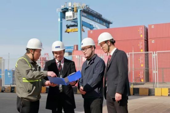 宁波银行服务团队在宁波舟山港调研企业外贸物流路线。