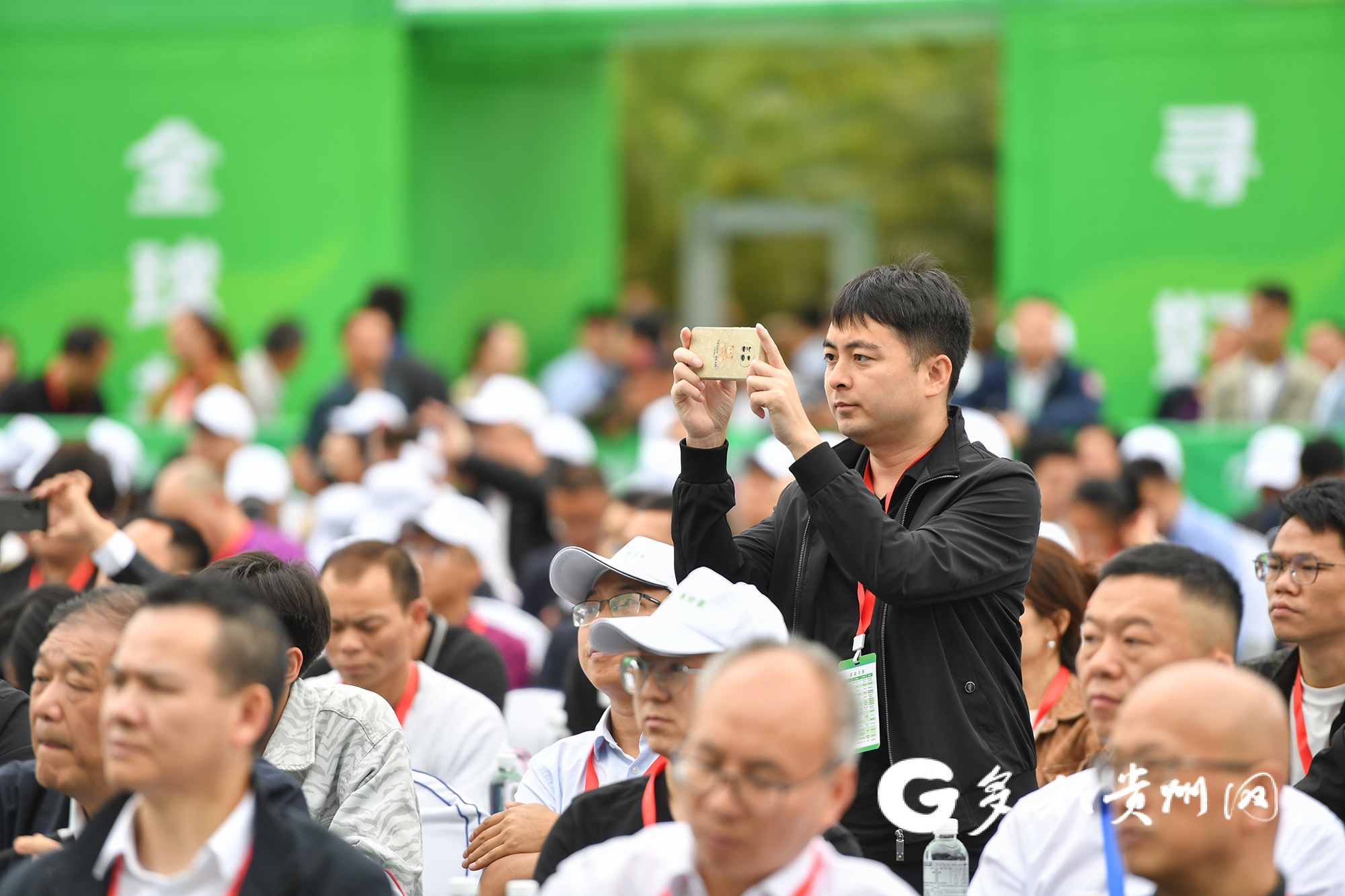 茶企代表参加茶博会 杨昌鼎 摄