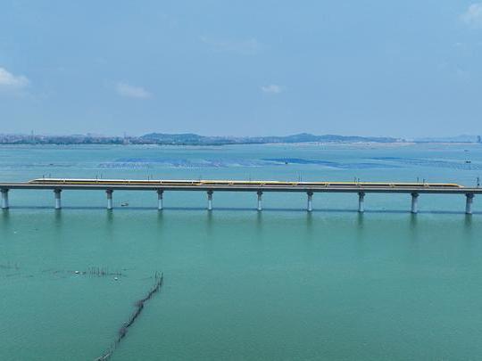 2023年6月28日，CR450动车组试验列车在湄洲湾跨海大桥交会运行。新华社 图