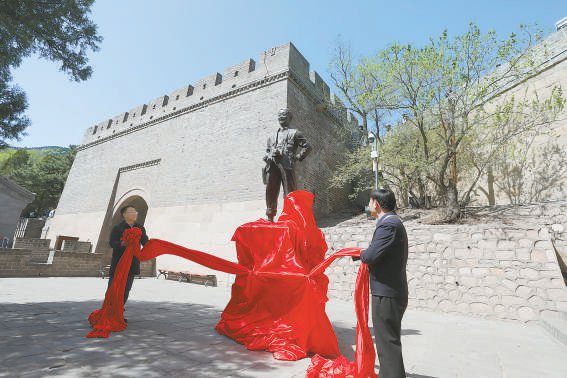 　　展览现场，罗哲文先生铜像揭幕。本报记者甘南 摄