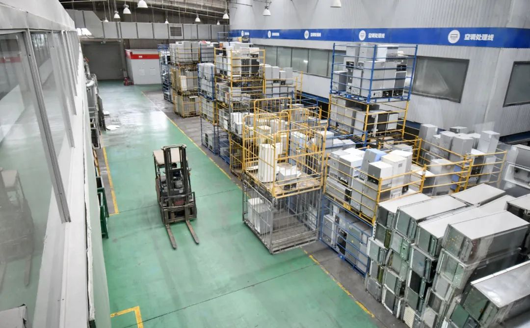 2023年5月,北京市华新绿源环保股份有限公司拆解车间内即将进行拆解的