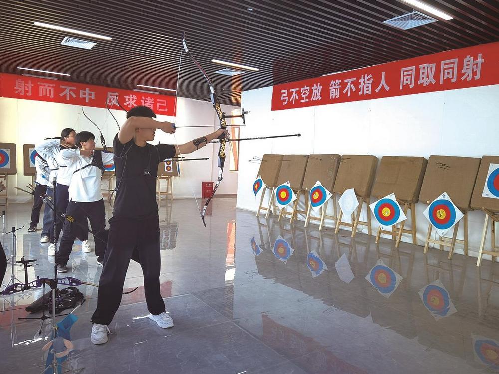 李玲玲身材高挑,长相柔美,外人很难把她跟"射箭"联系起来.