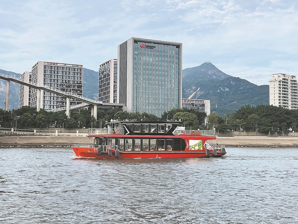 首艘纯电力游船"茉莉号"航行在闽江福州段. 杨家威 摄