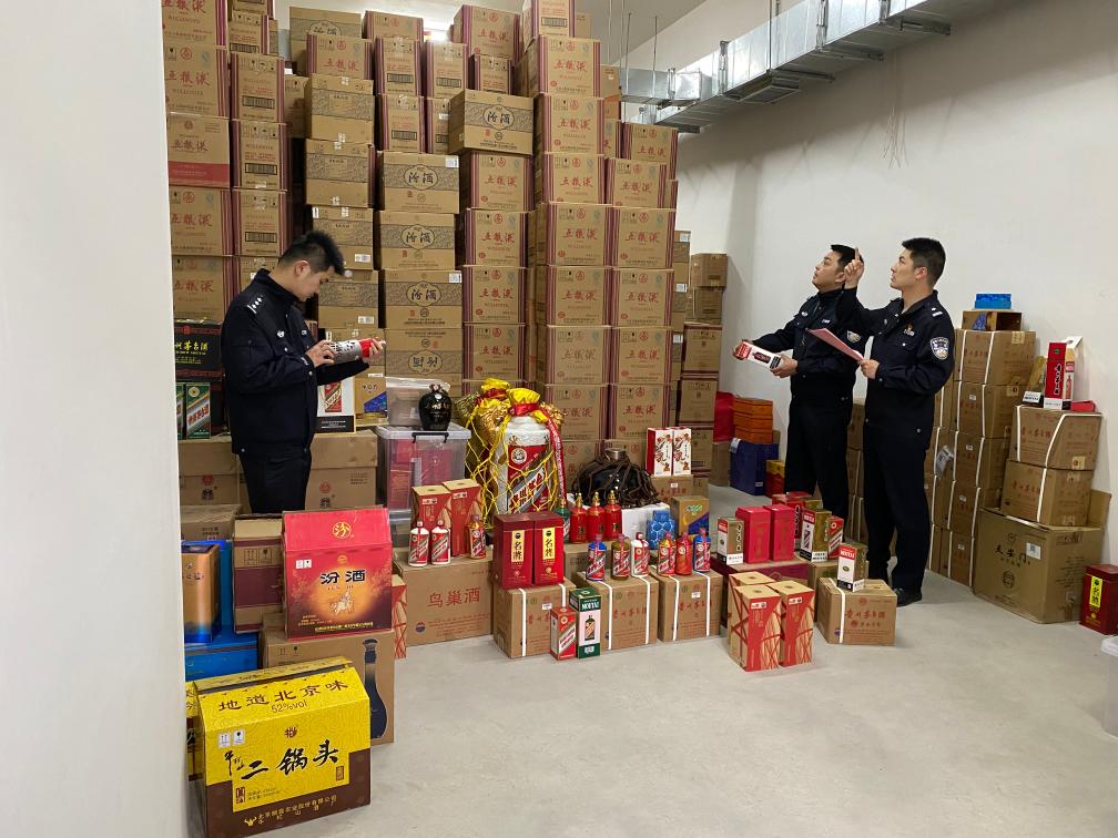 　　台州市涉案财物管理中心一处库房内，警方清点查获的“特供”假酒。 新华社记者马剑 摄