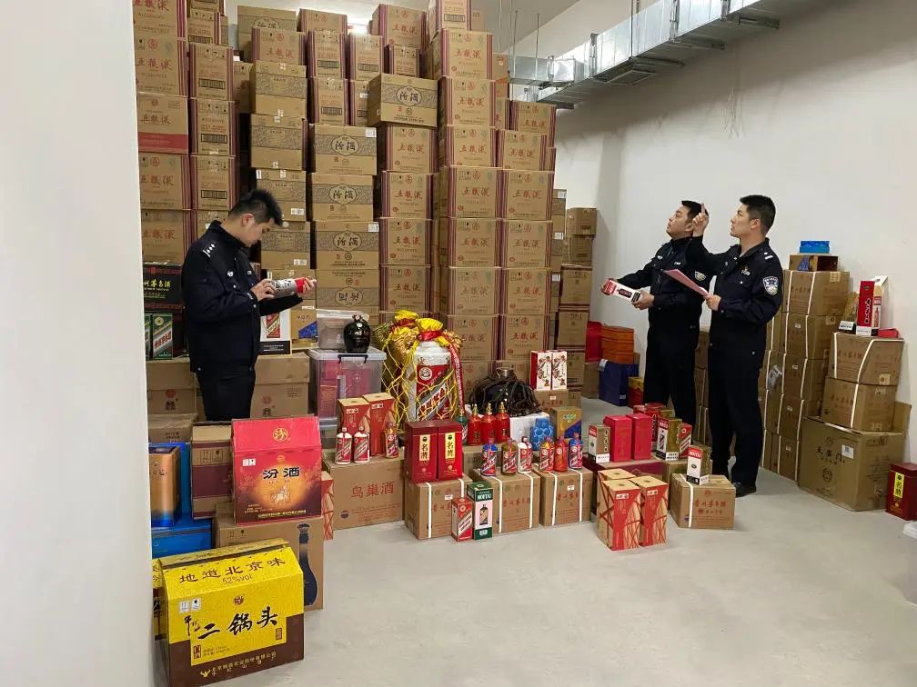 台州市涉案财物管理中心一处库房内，警方清点查获的“特供”假酒。新华社记者马剑 摄