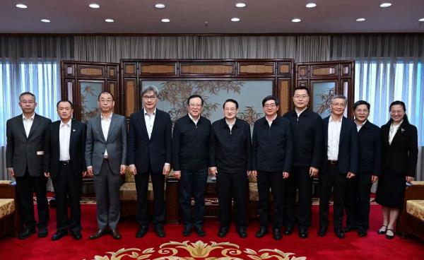 2024年4月17日下午，浙江省委书记易炼红会见了北京大学党委书记郝平一行。