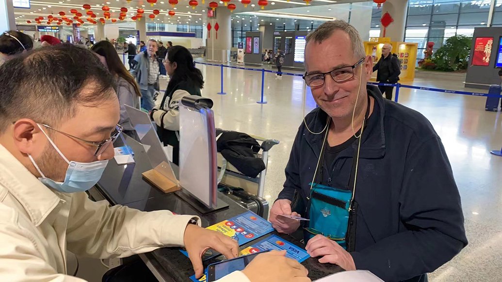外籍人士刷外币卡购买上海交通卡。 受访者 供图