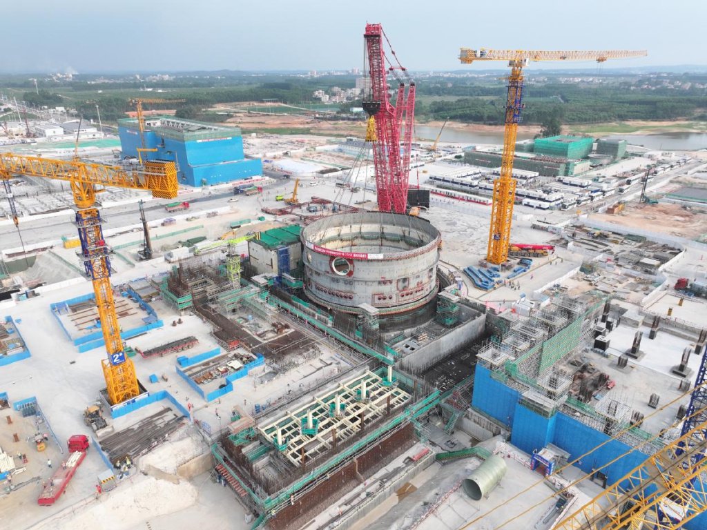 ▲广东廉江核电项目一期工程1号核岛钢制安全壳筒体一环吊装就位。