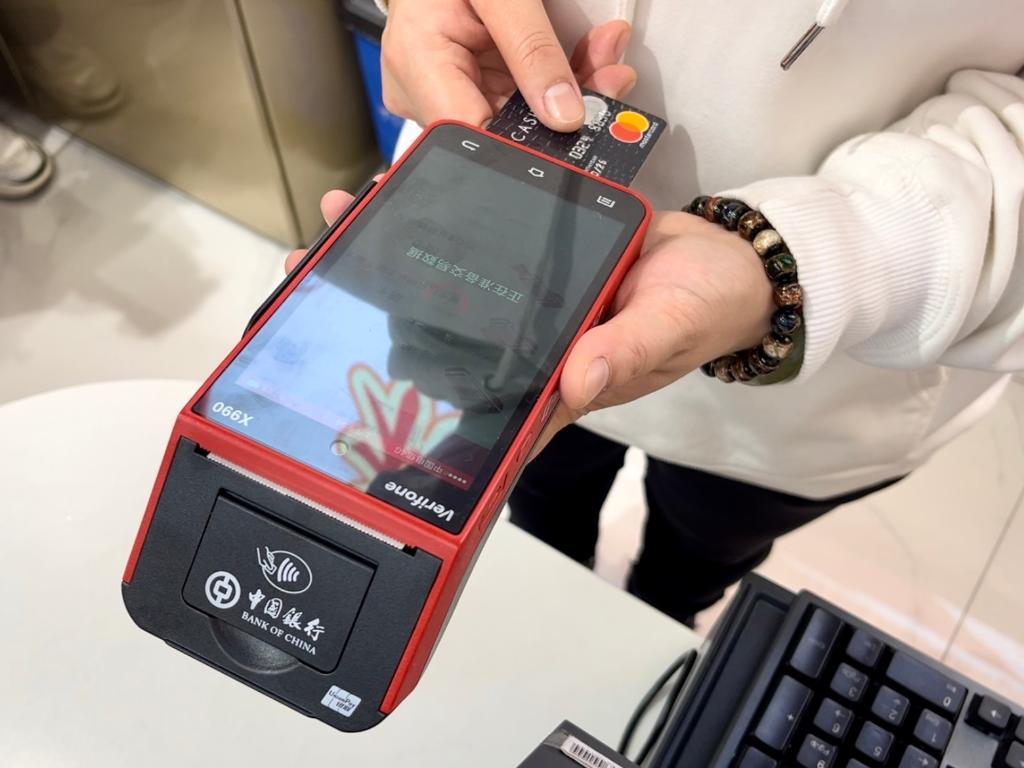 一名顾客使用境外银行卡刷卡支付.新华社记者张千千 摄