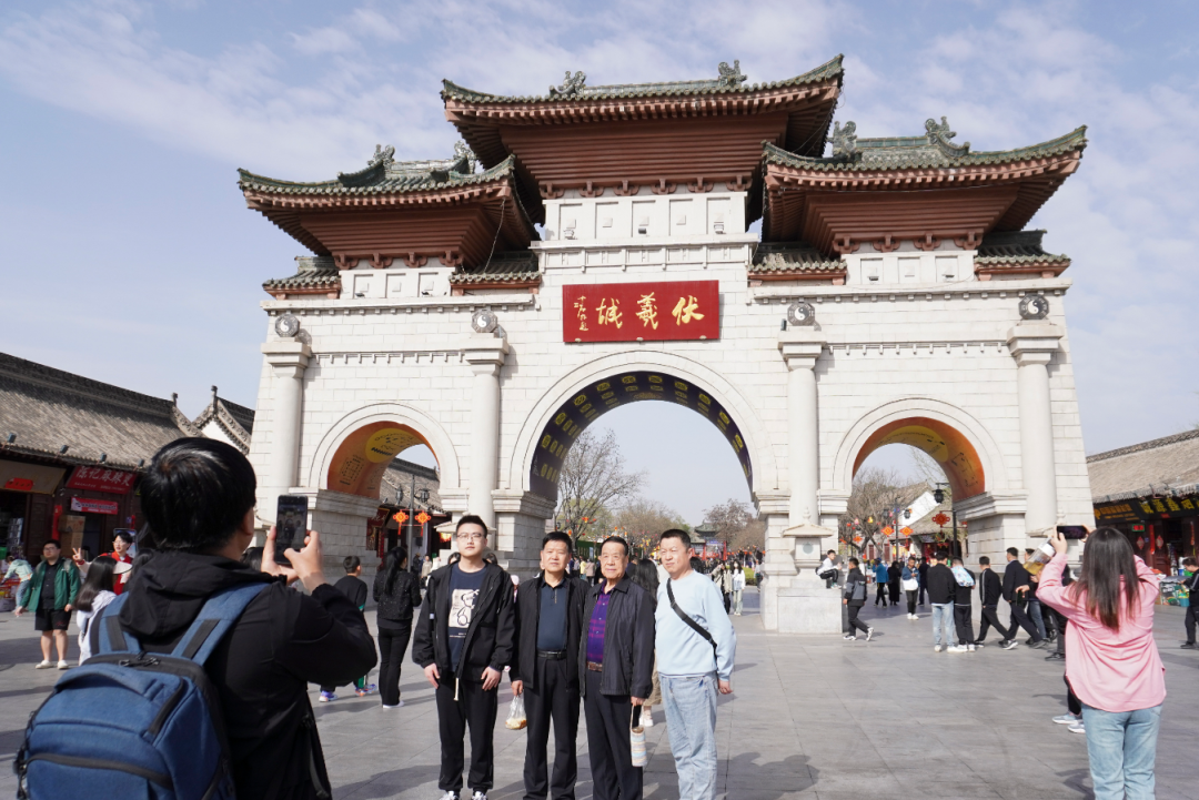 游客在位于天水市秦州区的伏羲庙合影留念。马希平摄（新华社）