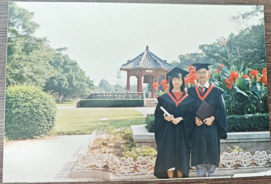 林斌、刘向东校友伉俪，当年毕业时在中山大学广州校区南校园合影，图片来源：中山大学