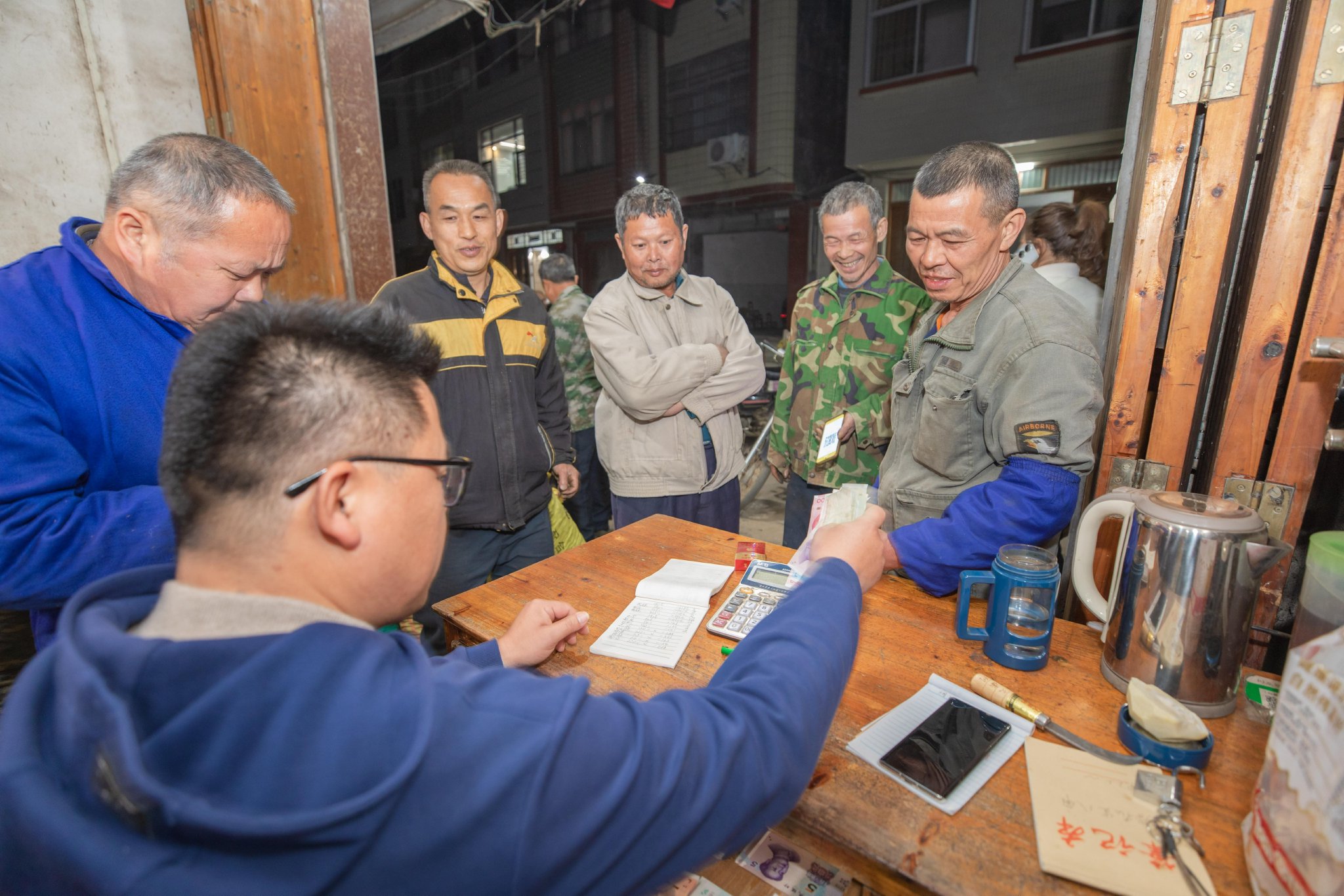 广西玉林市容县石头镇水口村的夜晚就会打破平静,买卖吆喝声不断,八角