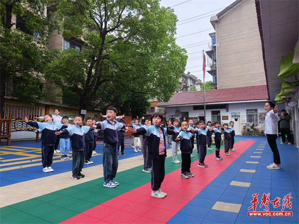 鹤城区幼儿园政府机关分园:童年不同样 早操新花样|表演_新浪财经
