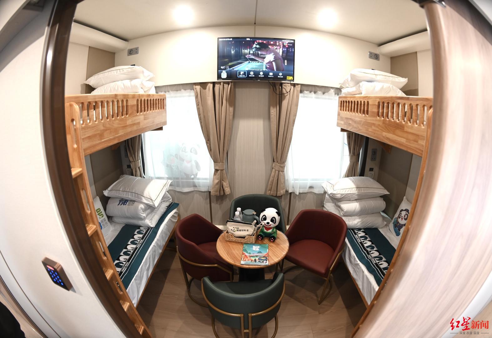 "熊猫专列·什邡号"列车内部设计温馨而有特色,还有特色美食