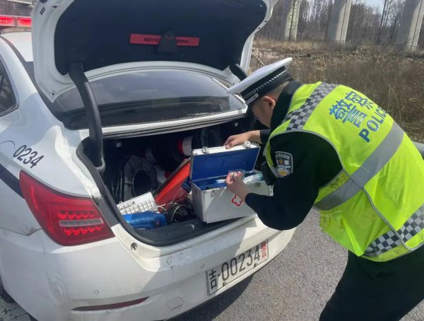 老人突发心脏疾病 高速交警及时送药救治_新浪财经