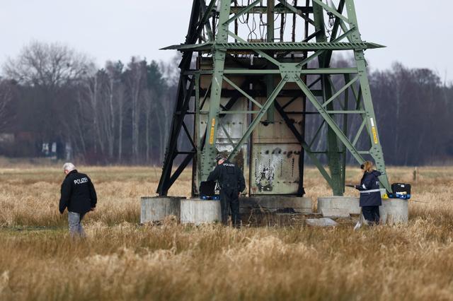 3月5日，警察在德国格林海德的特斯拉德国工厂附近一座高压电塔处调查。 新华社/路透照片