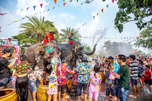 ▲4月13日，在泰国大城府，人们与大象泼水庆祝宋干节。 图据新华社