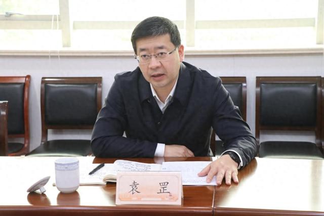 2024年4月16日下午,区委副书记袁罡来区退役军人事务局开展工作调研.