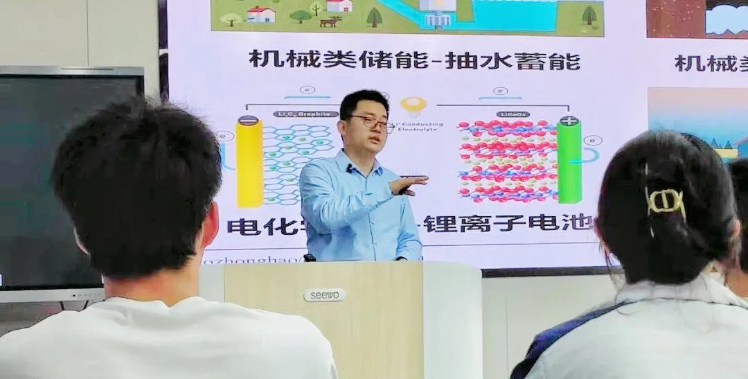 现任河北工业大学教授,博士生导师,为广大师生带来了主题为《人工智能