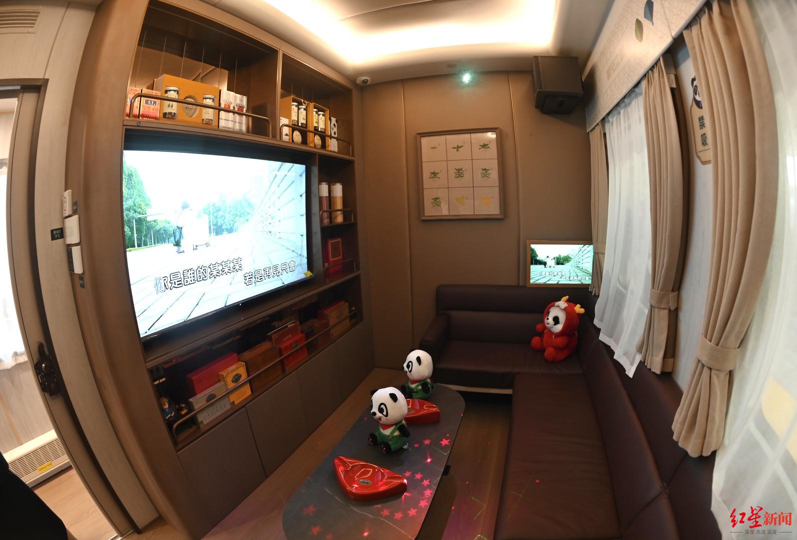 "熊猫专列·什邡号"列车内部设计温馨而有特色,还有特色美食