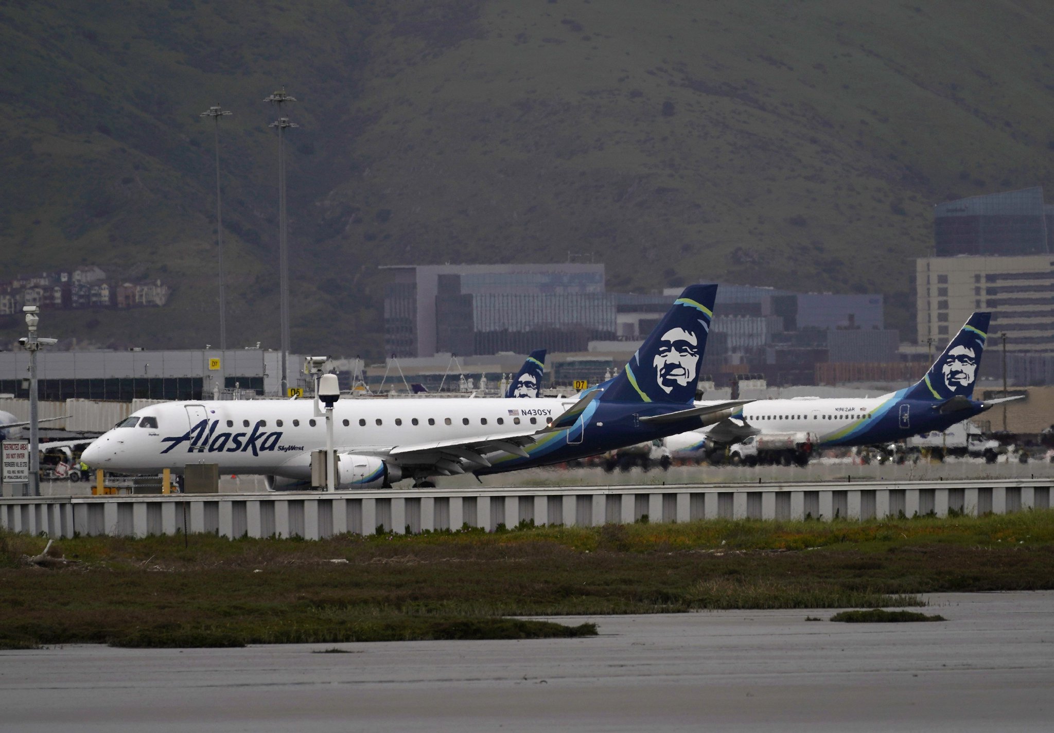 这是4月4日在美国旧金山国际机场拍摄的阿拉斯加航空公司飞机.