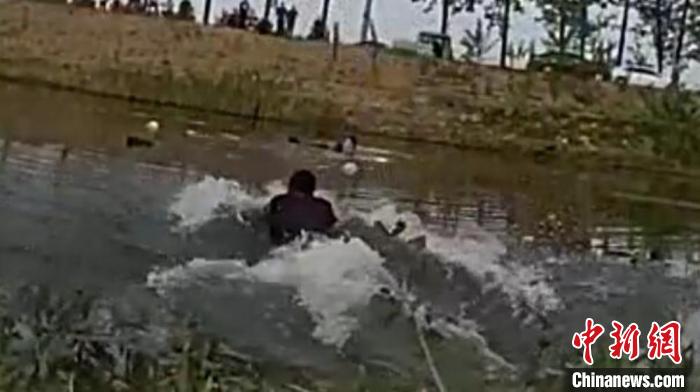 王松飞扑跳河游向落水者，进行救援。睢宁警方供图