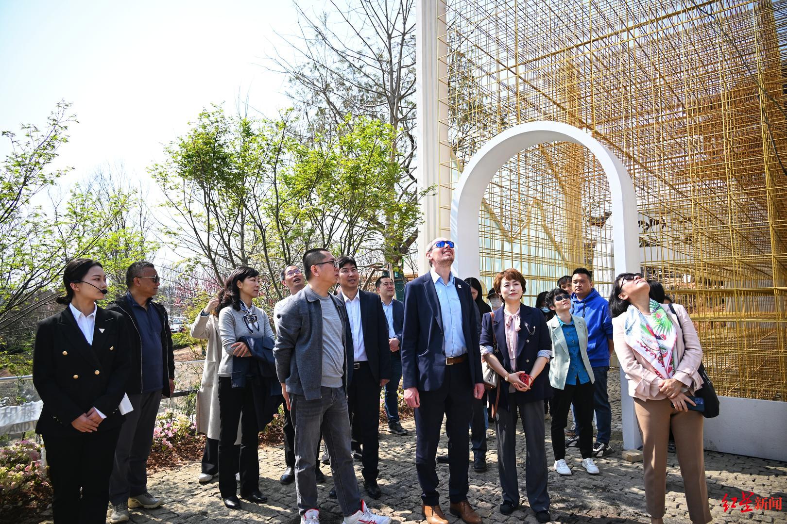 ▲国际园艺生产者协会秘书长提姆·布莱尔克里夫考察2024成都世园会筹备进展