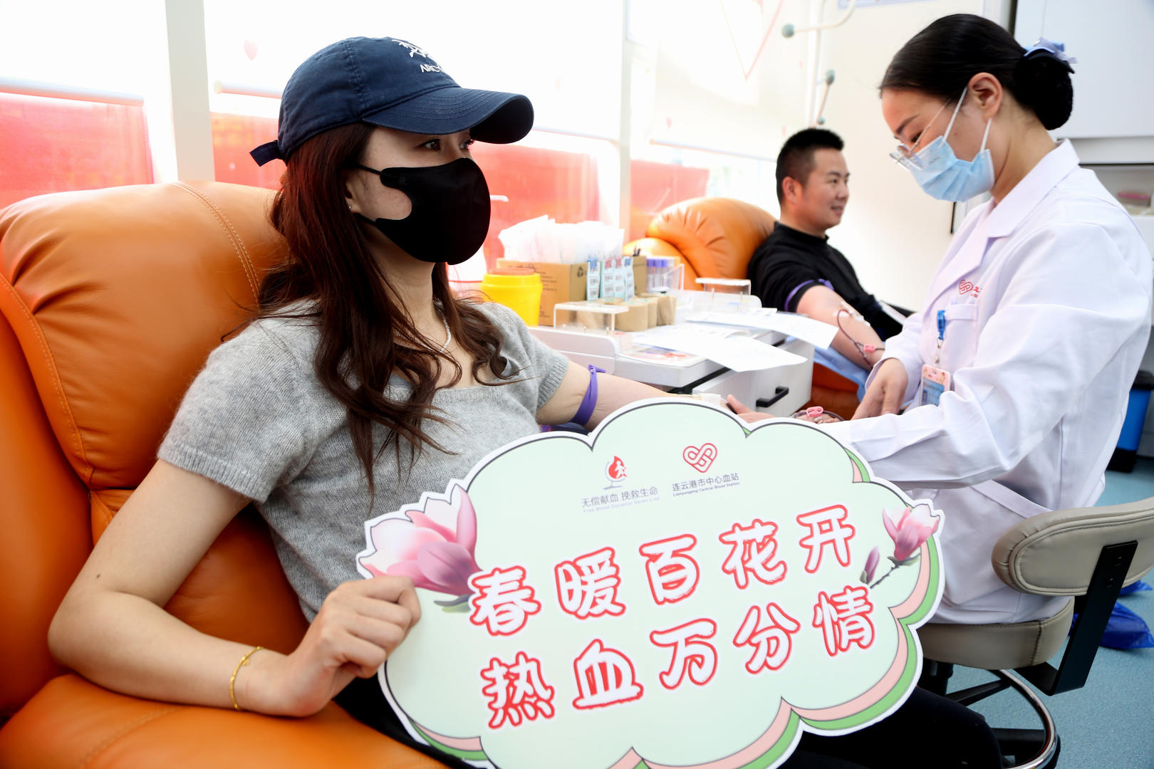▲2024年4月17日，江苏一公司员工来到爱心献血屋，参加无偿献血。图据视觉中国