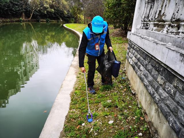 张江镇志愿者巡河并清扫河岸垃圾。 受访者供图