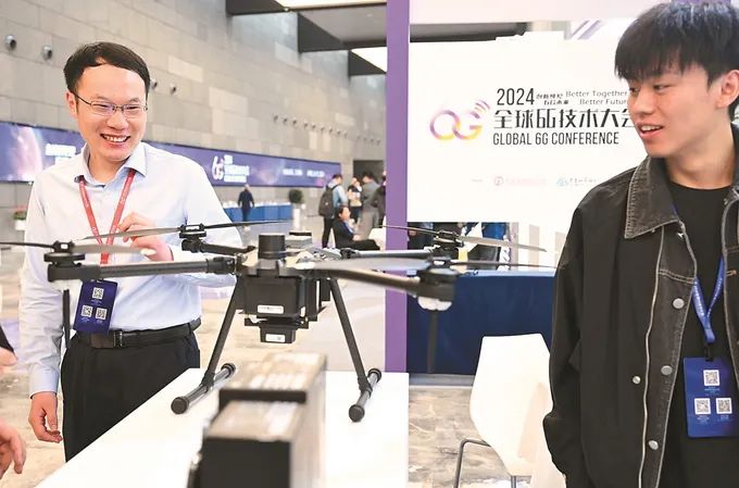 4月17日，2024全球6G技术大会开幕式及主论坛在南京举行。图为6G前沿成果展。余萍 摄