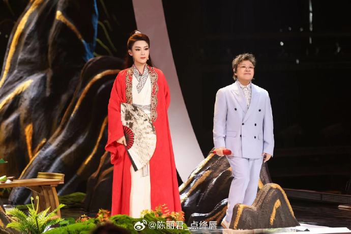 大象夜读|陈丽君跳女团舞引争议:戏曲演员唱歌都为钱?