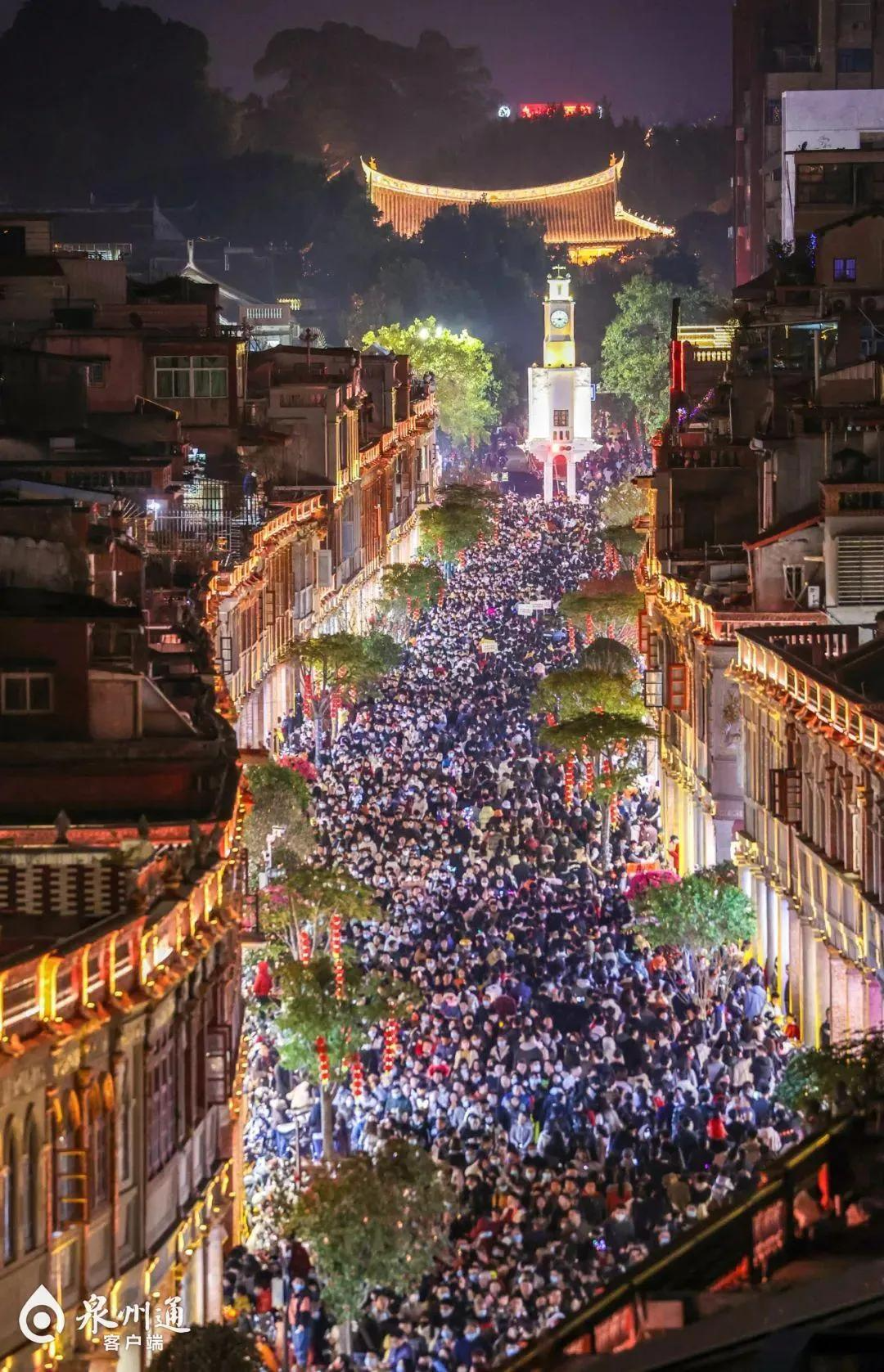 流光溢彩中山路(陈英杰 摄)