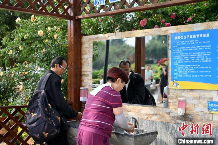 图为市民在洗手台洗手。中新网记者 李嘉娴 摄