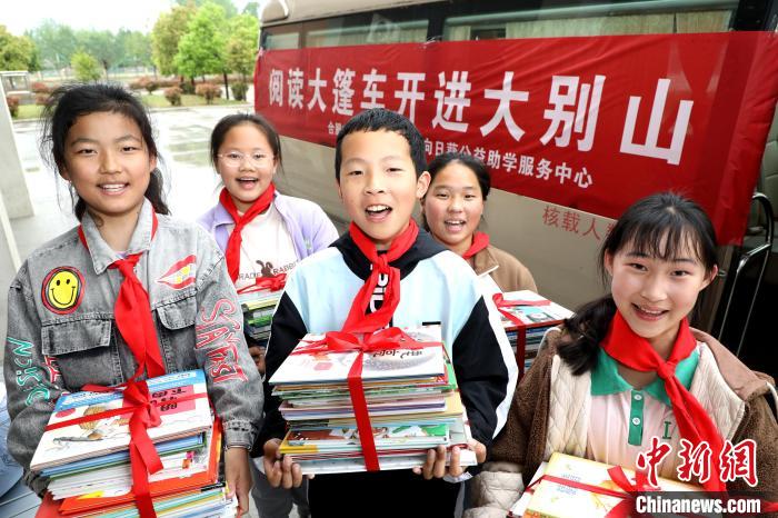 六安市金安区淠东学校的同学们收到图书、书包等“爱心礼包”。袁洁 摄
