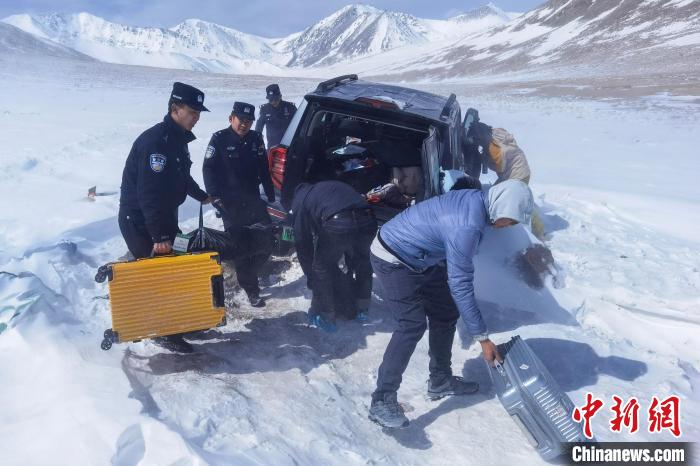 图为4月16日，西藏阿里边境管理支队巴嘎边境检查站民警救援受困游客。邓鸿 摄