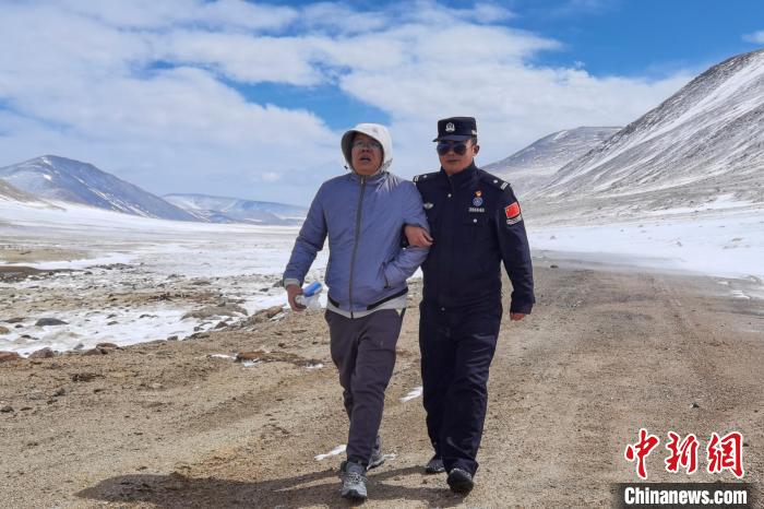 图为4月16日，西藏阿里移民管理警察救援误入无人区游客。邓鸿 摄