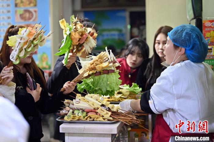3月14日，甘肃天水，游客手捧挑选的“蔬菜花束”。(资料图)九美旦增 摄