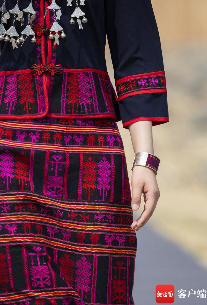 据悉,在本次大秀中登场的设计,融入了黎族五大方言区的图腾图案,既