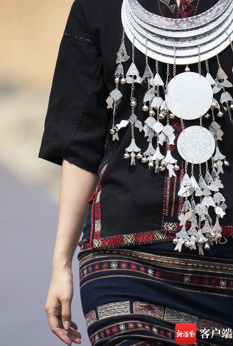 融入了黎族五大方言区的图腾图案,保留了传统黎族服饰特点