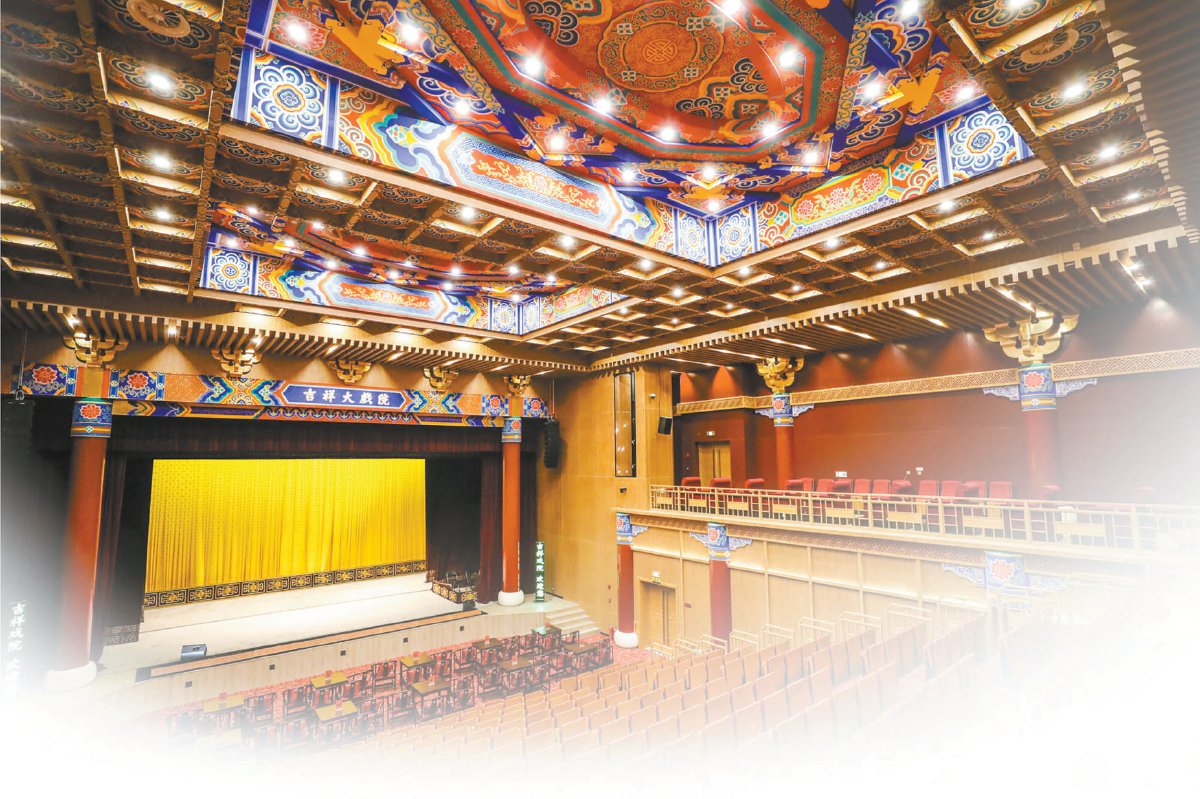 北京市戏曲学校京剧一年级的学生利用暑期在吉祥戏院学习