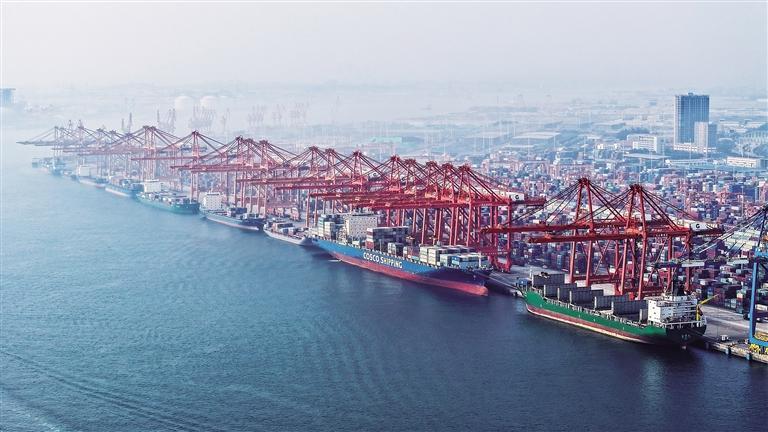 2024年3月28日，多艘海轮在广西钦州港码头排队卸货（无人机照片）。 新华社记者 张爱林 摄