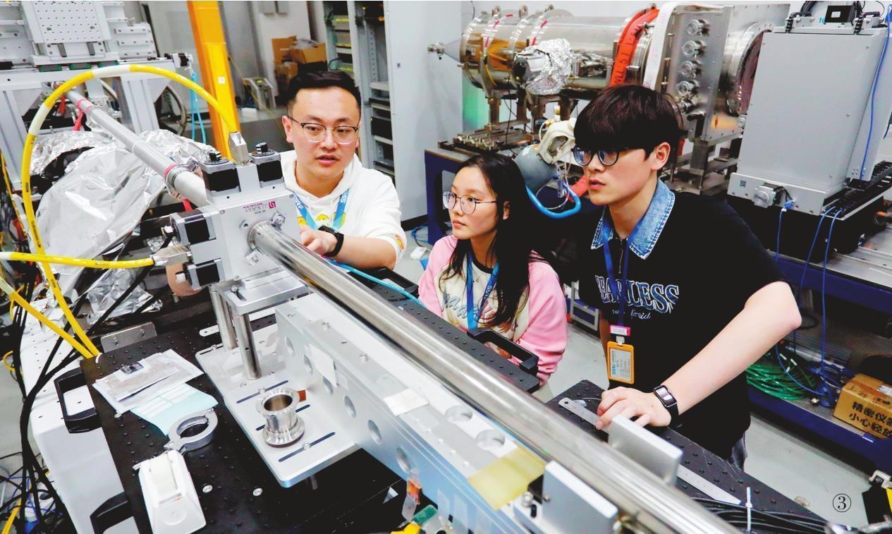 图③：4月10日，安徽省先进功能高分子薄膜工程实验室团队在讲解实验设备运行情况。