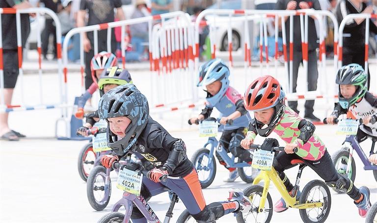 2024年“童运杯”贵州·贵定金海雪山儿童平衡车竞速赛开赛。 通讯员 李悦 摄