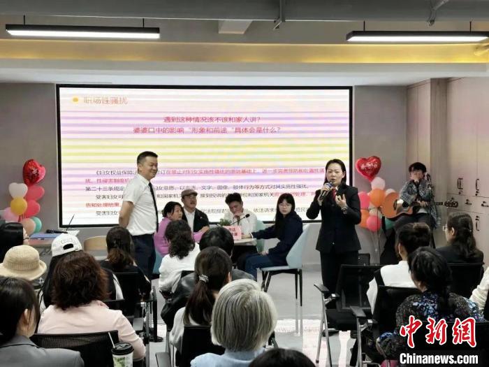 图为云南昆明盘龙区法院开展座谈会让群众了解妇女儿童权益。云南省高级人民法院 供图