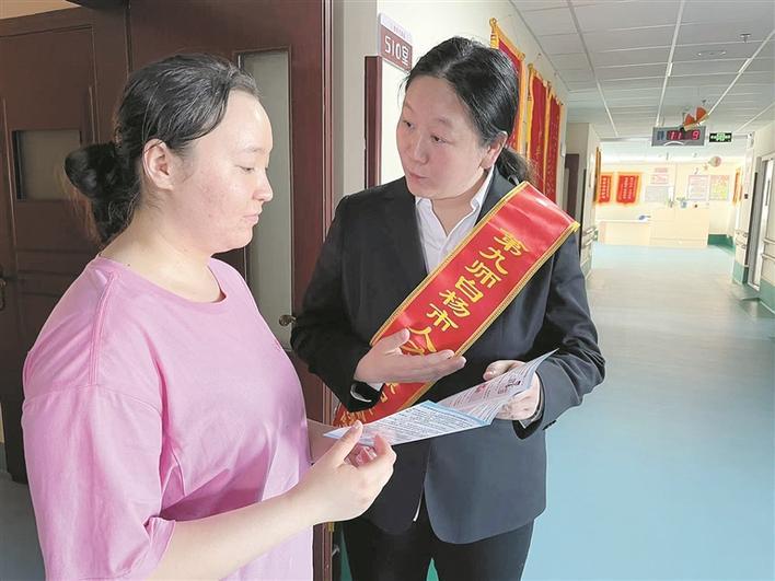 3月15日，九师白杨市人社局工作人员（右）来到社区养老院为见习学生讲解就业创业政策。 熊艺 摄