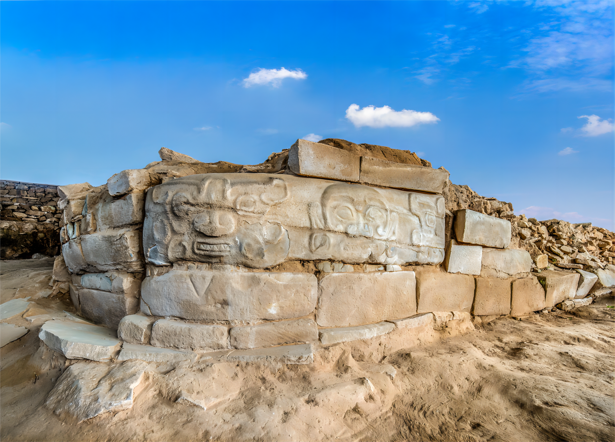 石峁遗址皇城台或许就是石峁先民眼中"王"的形象头戴鹰冠的神面通常被