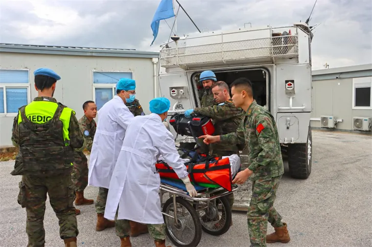 2024年4月,中国赴黎巴嫩维和医疗分队与多国维和部队开展"蓝盔天使