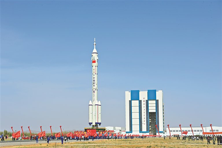 图为4月17日,神舟十八号载人飞船与长征二号f遥十八运载火箭组合体在