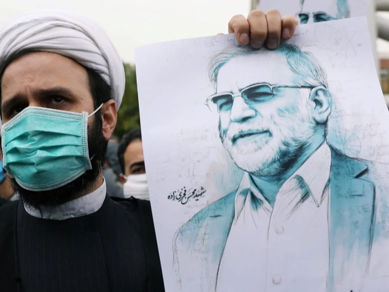 ▲伊朗顶级科学家穆赫辛被暗杀身亡后，人们举着其画像走上街头